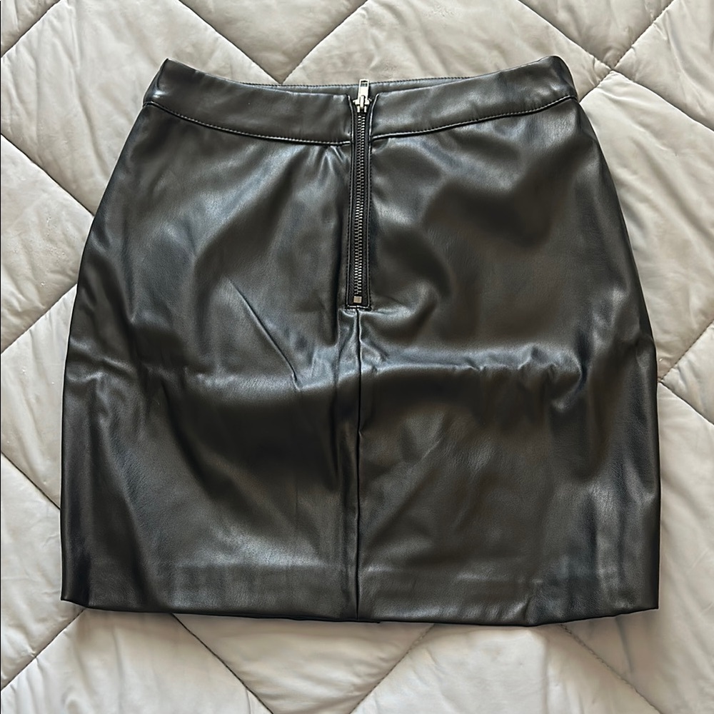 Elegant Black Faux Leather Skirt - Picture 3 of 3